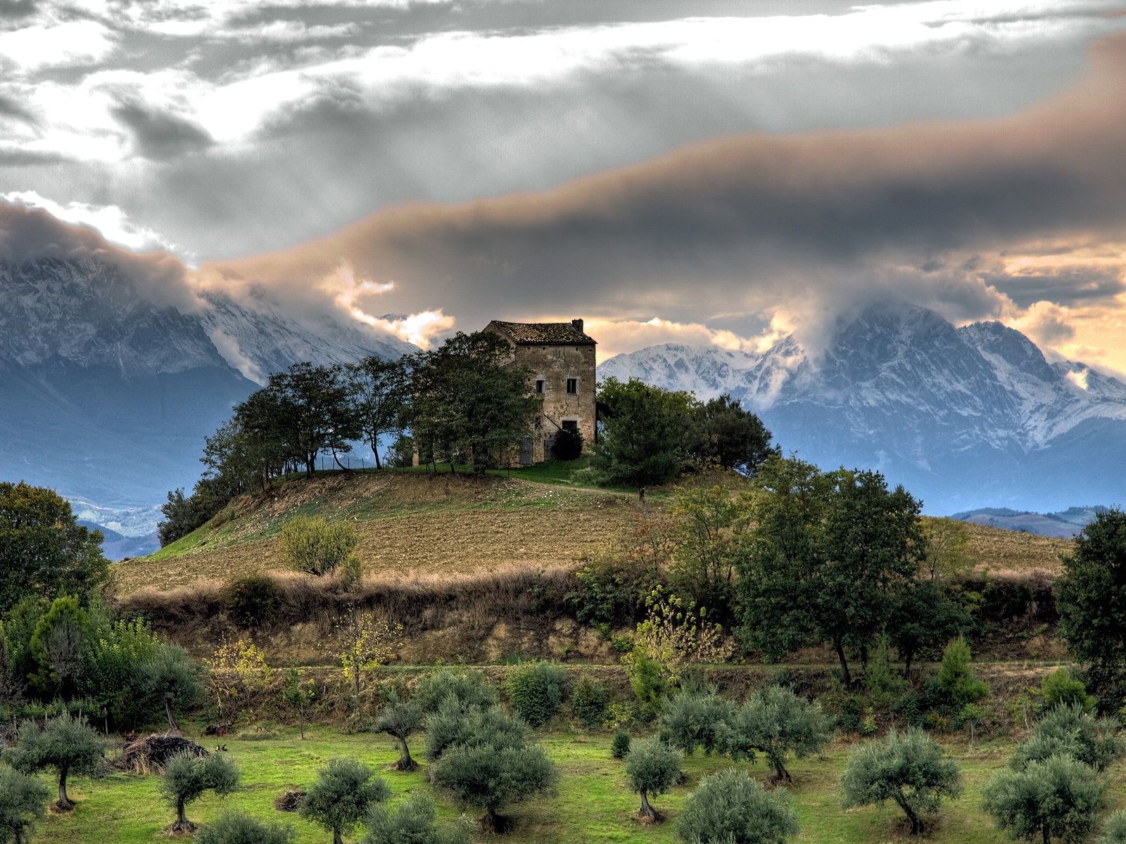 Nature_Mountains_Between_the_mountains_015292_.jpg